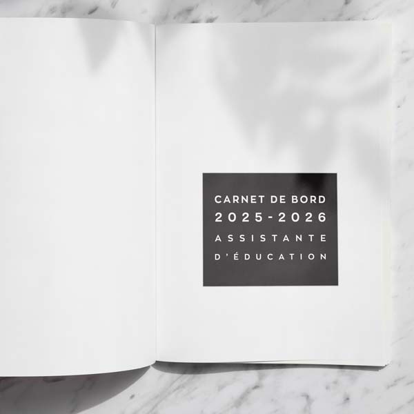 //www.agenda-professeur.fr/wp-content/uploads/2025/05/carnet-2025-2026-assistante-education-photo-04.jpg