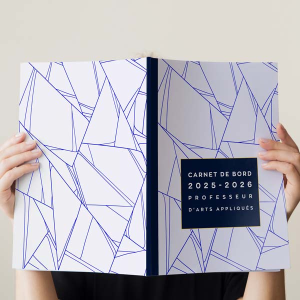 //www.agenda-professeur.fr/wp-content/uploads/2025/05/carnet-2025-2026-prof-arts-appliques-photo-02.jpg