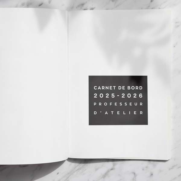 //www.agenda-professeur.fr/wp-content/uploads/2025/05/carnet-2025-2026-prof-atelier-photo-04.jpg